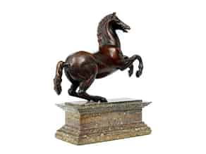 Detailabbildung:  Kleines Renaissance-Bronzepferd auf Marmorsockel