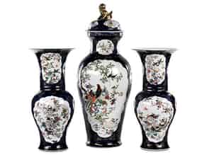 Detailabbildung:  Paar Vasen und eine Deckelvase