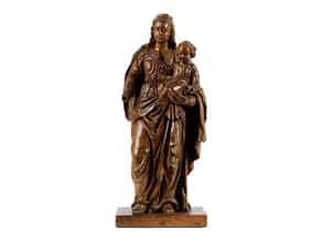 Detailabbildung:  Schnitzfigur einer Madonna mit segnendem Jesuskind