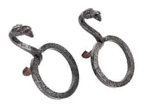 Detailabbildung:  Paar in Eisen geschmiedete Ringhalter mit Fantasievogelköpfen