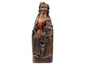 Detailabbildung:  Museale Schnitzfigur einer Madonna mit dem Jesuskind als Weltenherrscher
