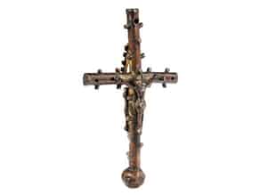 Detailabbildung:  Museales frühes Stellkreuz mit Corpus Christi sowie Madonnenfigur unter einem Spitzbaldachin