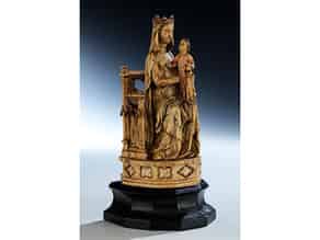Detailabbildung:  Elfenbeinschnitzfigur einer thronenden Madonna mit dem Jesuskind
