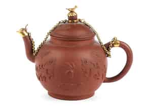 Detailabbildung:  Teekännchen in braunem Fensteinzeug mit vergoldeter Montierung