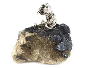 Detail images:  Schlägelnder silberner Zwerg auf Gesteinsstufe