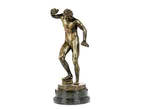 Detailabbildung:  Bronzefigur eines tanzenden und Tschinellen spielenden Fauns nach der Antike