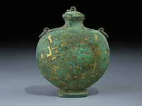 Detailabbildung:  Kleine Pilgerflasche der Han-Dynastie (Abb. links)