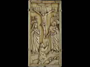 Detailabbildung:  Elfenbeinrelief mit Darstellung Christi am Kreuz