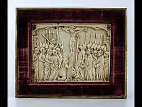 Detailabbildung:  Gotische Bildtafel mit Reliefschnitzerei in Elfenbein