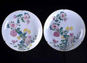 Detailabbildung:  Paar hochbedeutende Yung-cheng Famille-rose Platten