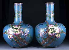 Detail images:  Paar bedeutende Cloisonnée Vasen