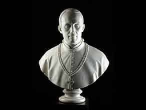 Detailabbildung:  Bronzebüste eines Geistlichen/Kardinals