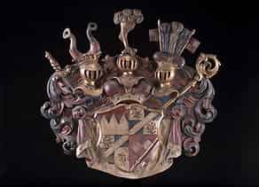 Detailabbildung:  Holzgeschnitztes und farbig gefasstes Wappen mit kurfürstlicher Krone