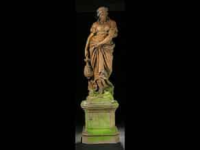 Detailabbildung:  Park- oder Loggia-Figur mit Darstellung einer Frau in historistischer Kleidung, einen antiken Wasserkrug tragend. 