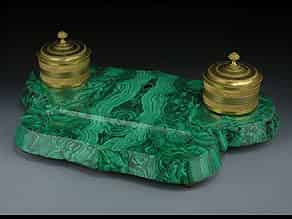 Detailabbildung:  Tintenzeug in Malachit und vergoldeter Bronze