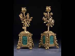 Detail images:  Paar Kamin-Kerzenleuchter in feuervergoldeter Bronze mit Malachit-Einlage.