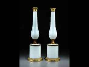 Detailabbildung:  Paar russische Tischleuchter in Milchglas und vergoldeter Bronze