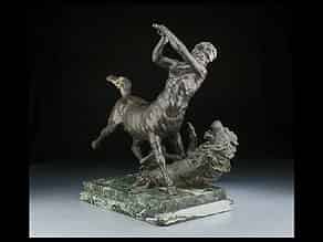 Detailabbildung:  Bronzefigurengruppe eines Zentauren, der mit einem Löwen kämpft