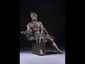 Detailabbildung:  Bronzefigur eines sitzenden römischen Cäsaren