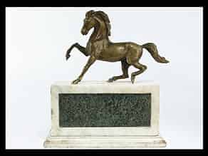 Detailabbildung:  Bronzefigur eines Pferdes auf weißem Marmorsockel
