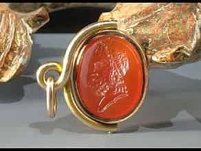 Detail images:  Siegelanhänger, Gelbgold mit roter Karneol-Gemme, darin eingeschnitten römisch-antikische Zeusbüste