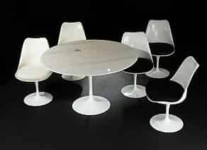 Detailabbildung:  Moderne Sitzgruppe mit Schalenstühlen und rundem Esstrisch der Saarinen Collection