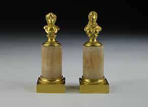 Detail images:  Paar Miniaturbüsten in feuervergoldeter Bronze auf Steinsockeln