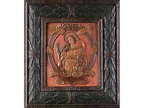 Detailabbildung:  Geschnitztes und original gerahmtes Reliefbildnis der Heiligen Katharina aus der Werkstatt Hagenstumpf/ Eger