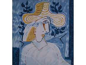 Detailabbildung:  Frau mit gelbem Hut vor blauem Hintergrund