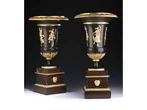 Detail images:  Paar teilvergoldete Kaminvasen in Bronze mit Marmorsockeln