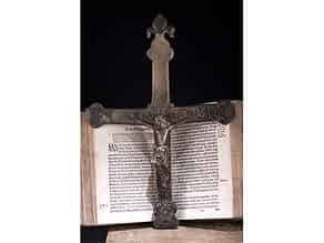 Detailabbildung:  Gotisches Bronzekreuz mit Corpus Christi
