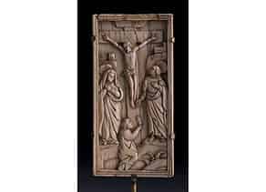 Detailabbildung:  Kleine Elfenbeintafel mit Relief?darstellung des Kreuzes Christi mit Assistenzfiguren