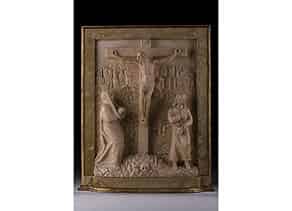 Detailabbildung:  Alabaster-Hochrelief Christus am Kreuz mit Assistenzfiguren 