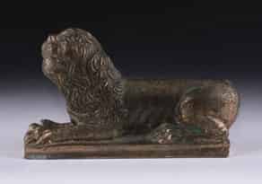 Detailabbildung:  Bronzegussfigur eines liegenden Löwen, Italien, 16. Jahrhundert