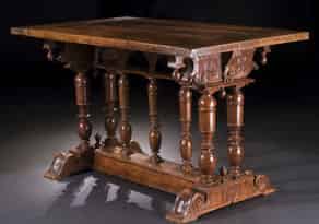 Detailabbildung:  Französischer Renaissance-Tisch in Nussbaumholz