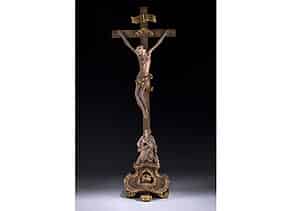 Detailabbildung:  Barockes Holzkreuz mit geschnitztem Corpus Christi und der büßenden Maria Magdalena, 18. Jahr?hundert