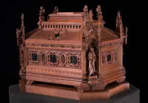 Detailabbildung:  Großer, in Holz gefertigter und geschnitzter Schrein in gotischen Architekturformen mit Glassturz, Italien, zweite Hälfte 19. Jahrhundert