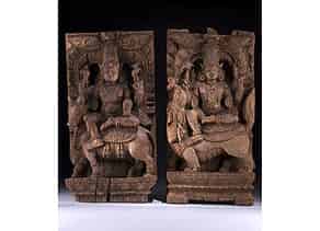 Detailabbildung:  Paar indische Gottheiten-Darstellungen im Hochrelief