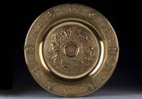 Detail images:  Großer, vergoldeter Bronzeteller mit Medusenhaupt und Kampfszenen