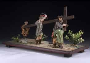 Detailabbildung:  Holzgeschnitzte Figurengruppe mit Darstellung der Kreuztragung Christi