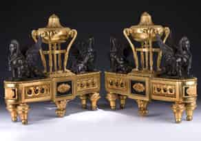 Detailabbildung:  Paar Louis XVI-Kaminaufsätze in feuervergoldeter Bronze mit figürlicher Dekoration