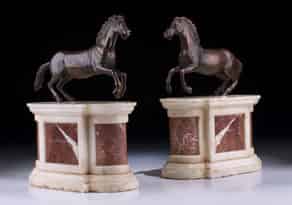 Detail images:  Zwei Bronzepferde auf Alabastersockel mit Marmoreinlagen