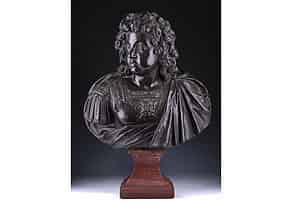 Detailabbildung:  Bronzebüste des französischen Sonnenkönigs Ludwig XIV. als Jüngling