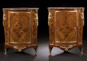 Detailabbildung:  Paar französische Louis XV-Eckschränkchen, gestempelt Delorme 