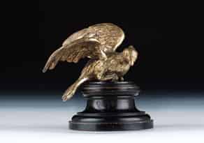 Detailabbildung:  Feuervergoldete Bronzefigur einer Taube