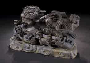 Detailabbildung:  Chinesische Bronzefigurengruppe mit Darstellung eines Fo-Hundes