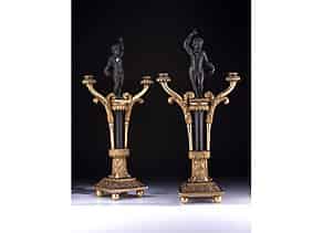 Detailabbildung:  Paar holzgeschnitzte, gefasste und teilvergoldete Kamin- oder Tischkandelaber in Art von vergoldeten Bronezleuchtern