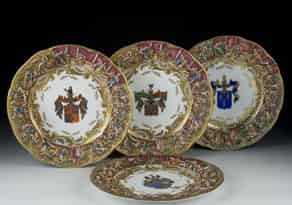 Detail images:  Satz von vier Porzellan-Tellern mit Wappenmalerei und Reliefszenen in der Fahne