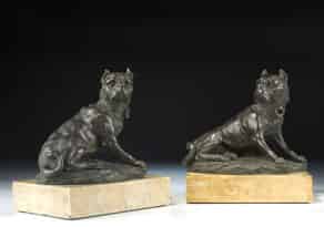 Detailabbildung:  Paar Bronzefiguren mit Darstellungen von Martino-Hunden