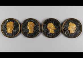 Detailabbildung:  Satz von vier Marmortondi mit antiken Bildnisköpfen in Reliefdarstellungen